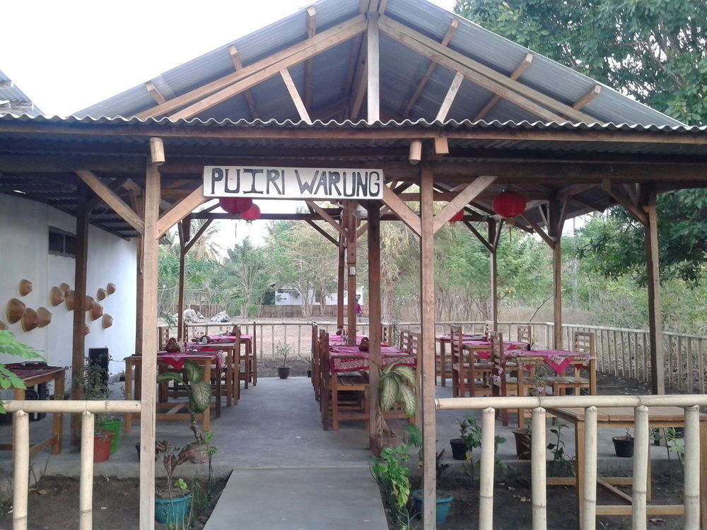 Putri Homestay Гілі-Мено Екстер'єр фото